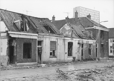 503008 Gezicht op de voor sloop bestemde huizen Krommerijnstraat 76 (links) -84 te Utrecht.